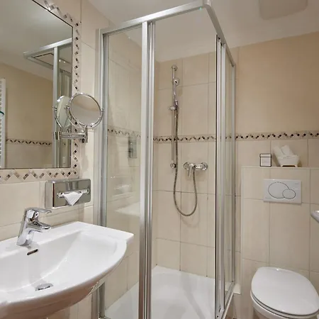 מלון Garden & Goetzfried 4*